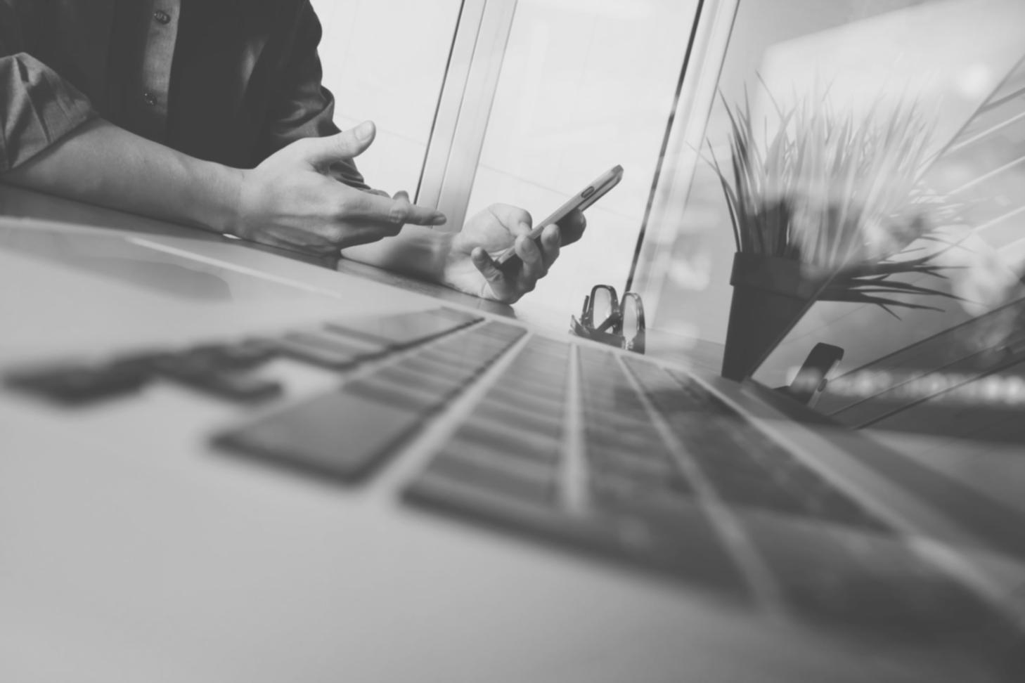 Studierende beim gemeinsamen Arbeiten an technischen Projekten